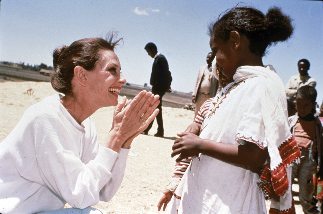В Эфиопии во время своей первой миссии в качестве посла доброй воли при Детском фонде Организации Объединенных Наций (ЮНИСЕФ), март 1988 г.
