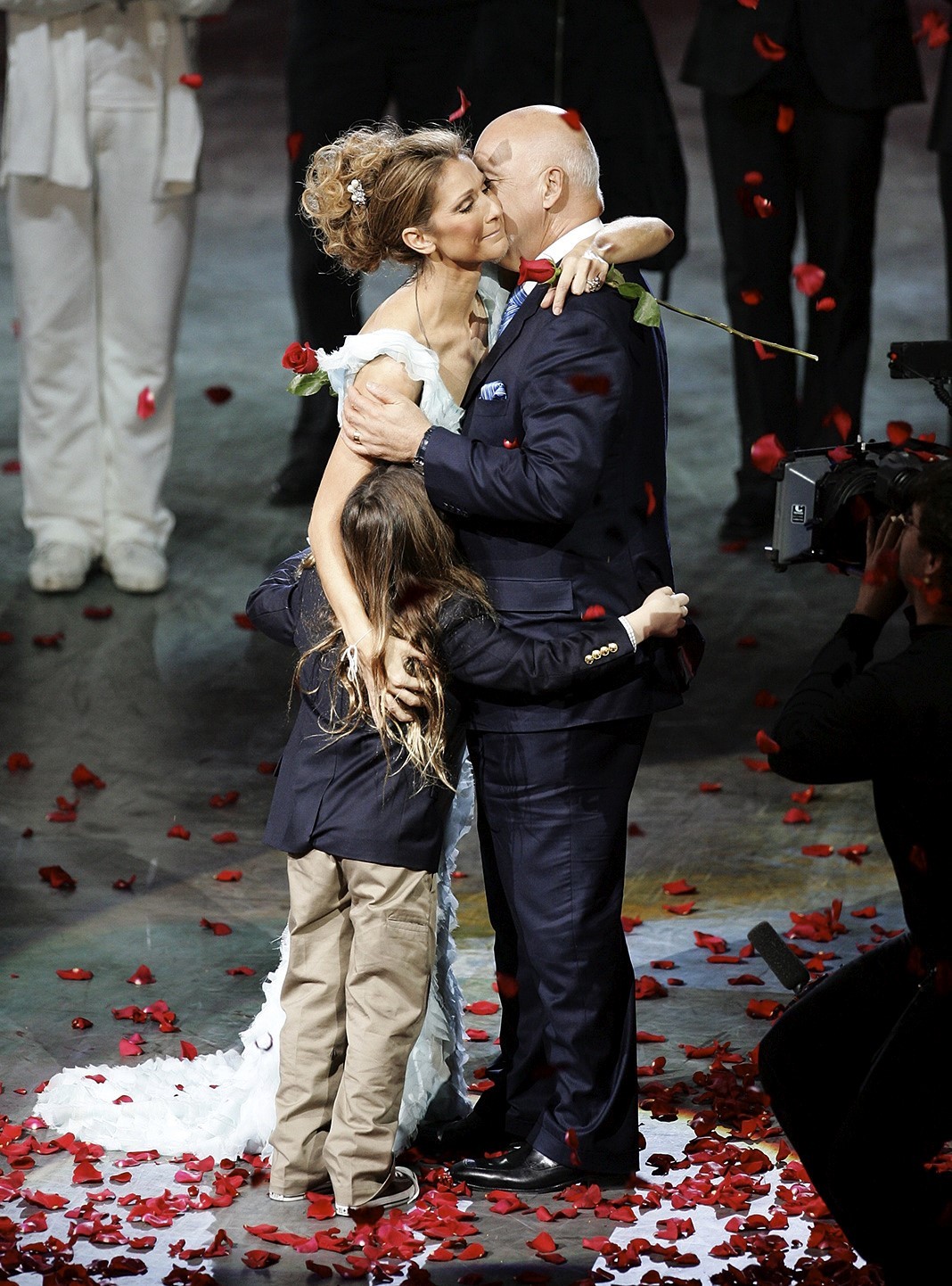 Селин Дион, Рене Анжелил с сыном Рене-Шарлем после финального выступления на шоу «A New Day...»