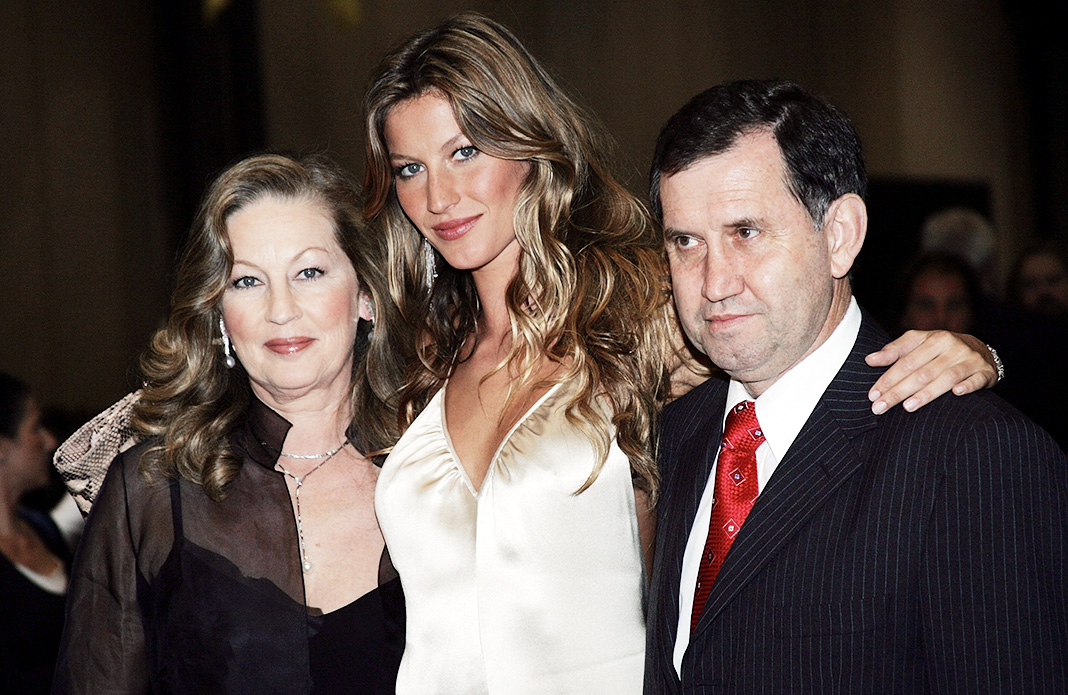 С родителями на премьере фильма «Такси» в Нью-Йорке, 3 октября 2004 г.