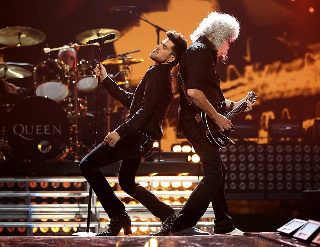 Адам Ламберт и Брайан Мэй из Queen на сцене во время музыкального фестиваля iHeartRadio