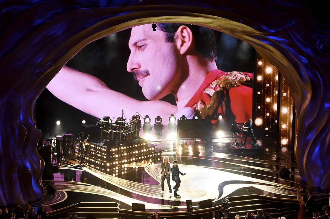 Адам Ламберт и Queen на сцене во время ежегодной церемонии вручения премии «Оскар»