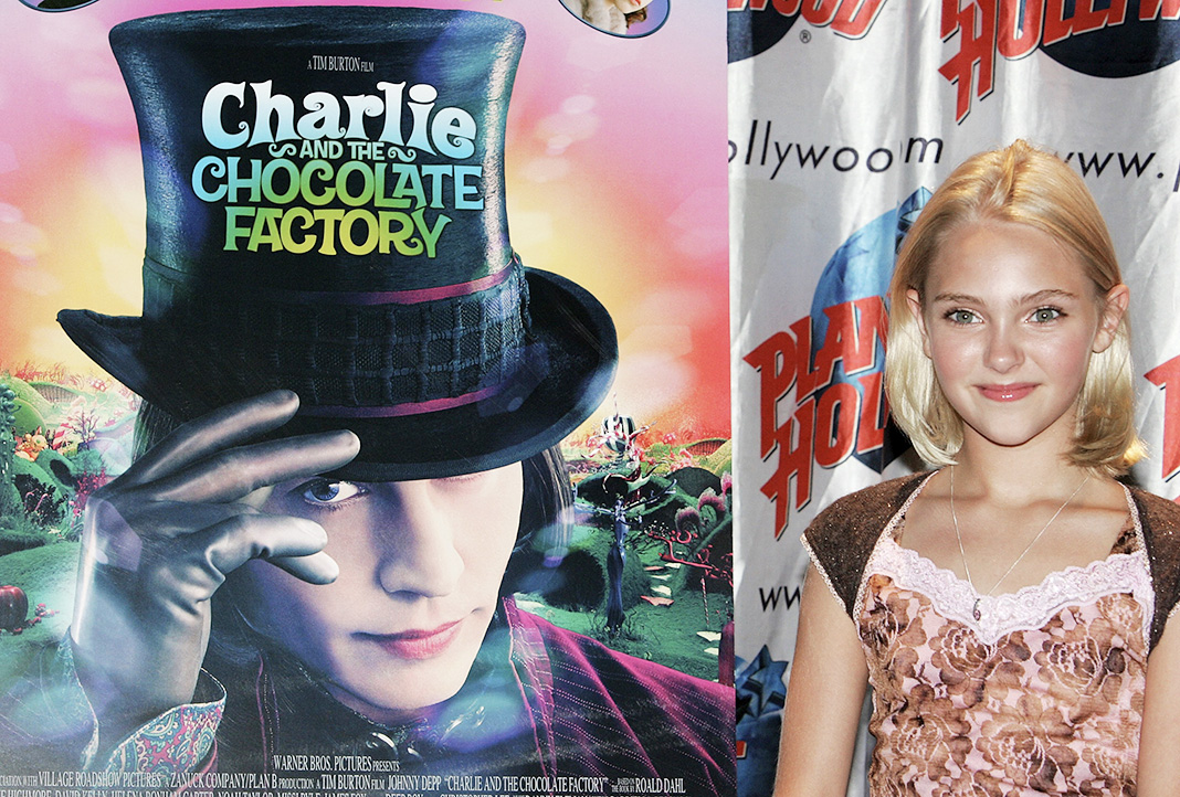 АннаСофия Робб в детстве рядом с постером к фильму «Чарли и шоколадная фабрика»
