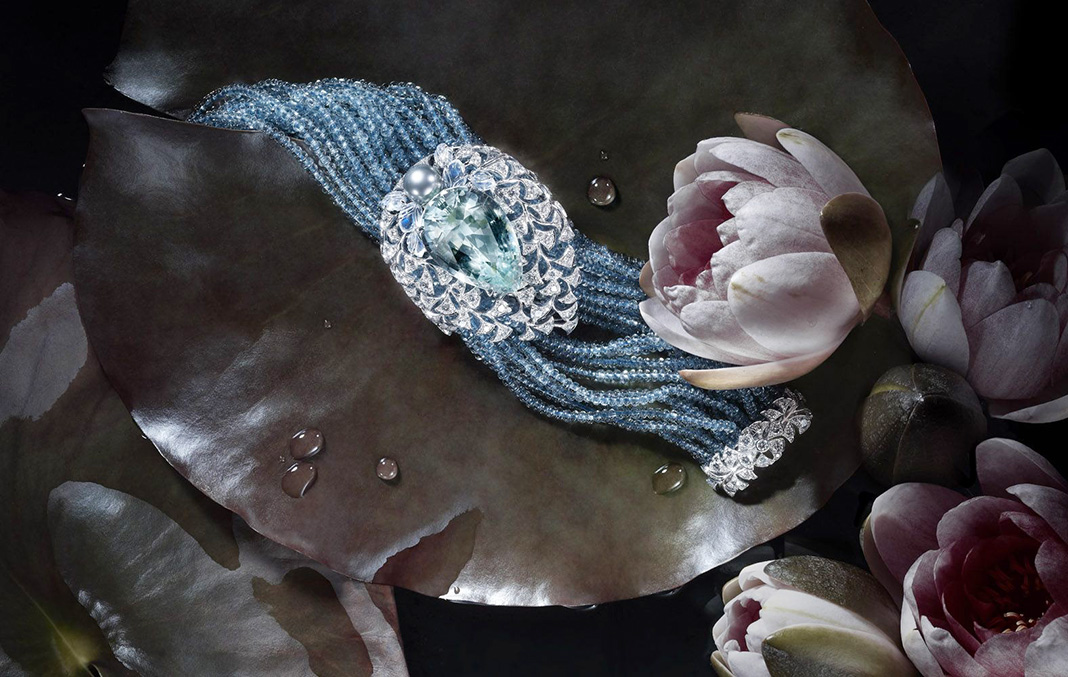 Браслет из коллекции Sortilège de Cartier: платина, один аквамарин грушевидной огранки, бусины аквамарина, гравированные лунные камни, одна таитянская жемчужина, бриллианты классической огранки