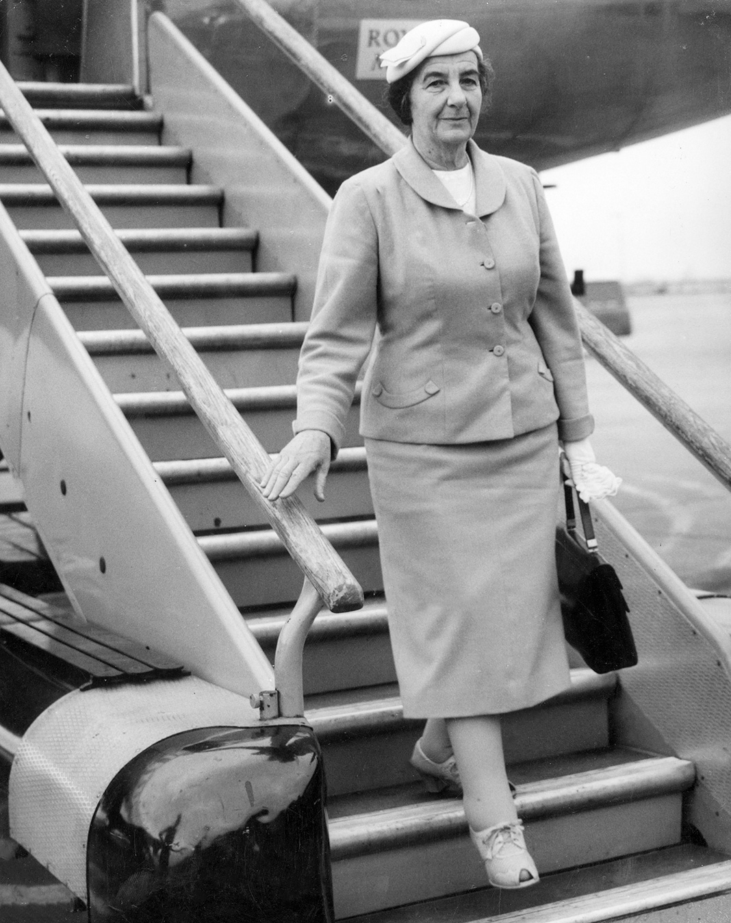 Голда Меир прибывает в лондонский аэропорт