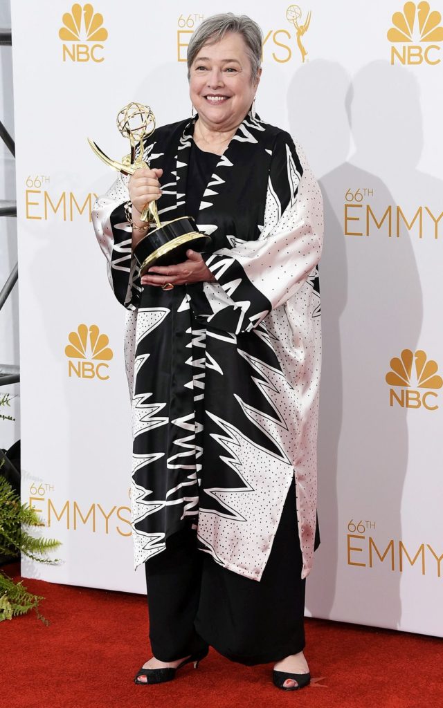 Кэти Бейтс — победитель в номинации «Лучшая женская роль второго плана в мини-сериале или фильме» за сериал «Американская История Ужасов: Шабаш» на 66-й ежегодной премии «Эмми» в Лос-Анджелесе, 25 августа 2014 г.