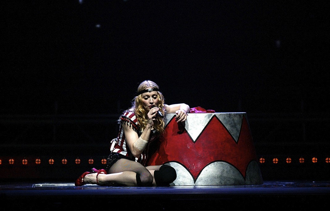 Мадонна на сцене во время своего мирового турне «Re-Invention»