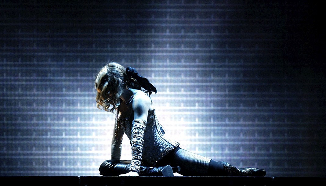Мадонна на сцене во время своего мирового турне «Re-Invention» 2004 в Инглвуде
