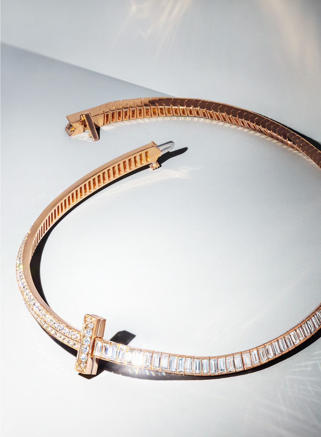 Ожерелье из 18-каратного розового золота с бриллиантами из коллекции T1.