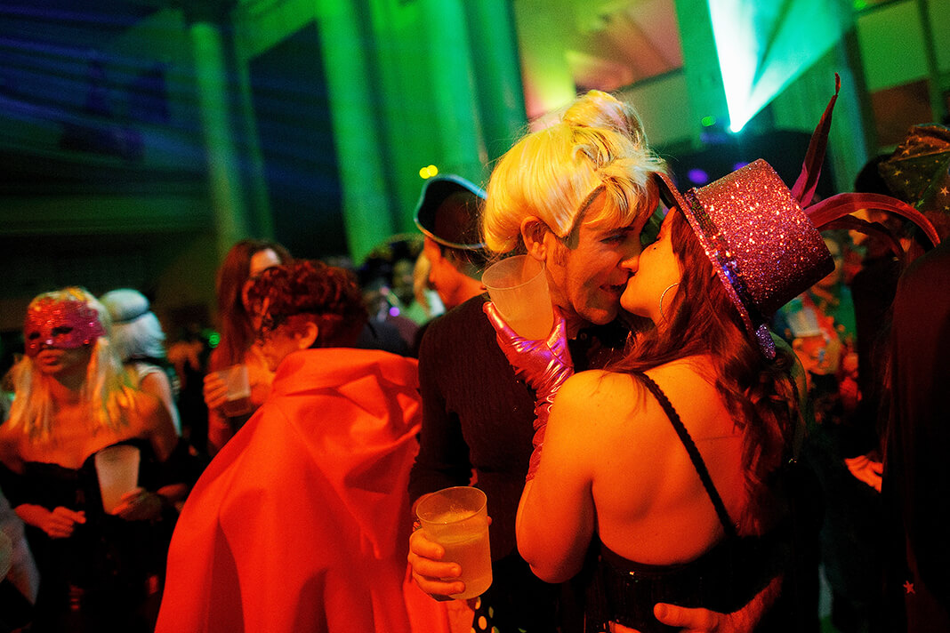 Пара целуется во время костюмированной вечеринки в Circulo de Bellas Artes 15 февраля 2015 года в Мадриде
