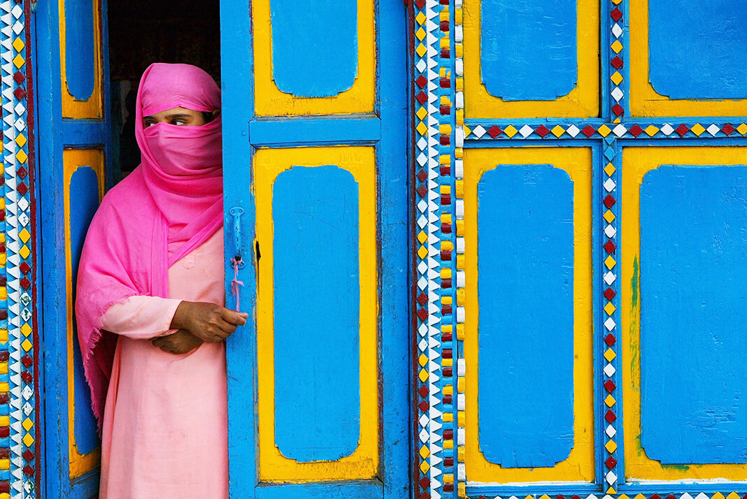 Плавучий дом в Индии, красочно раскрашенный, потому что он арендован для свадебных торжеств, 20 июня 2002 г. 