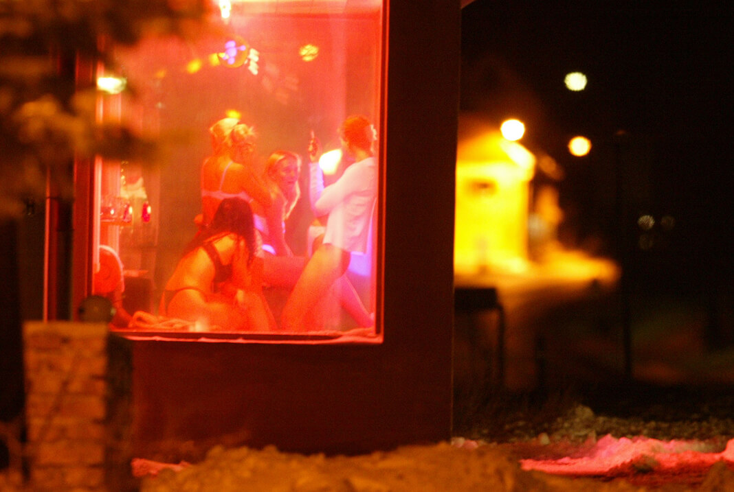 Проститутки отдыхают в витрине придорожного борделя 16 декабря 2003 года недалеко от границы с Германией