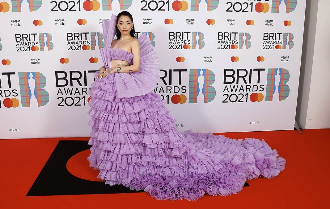 Рина Саваяма в Balmain на красной дорожке Brit Awards 2021