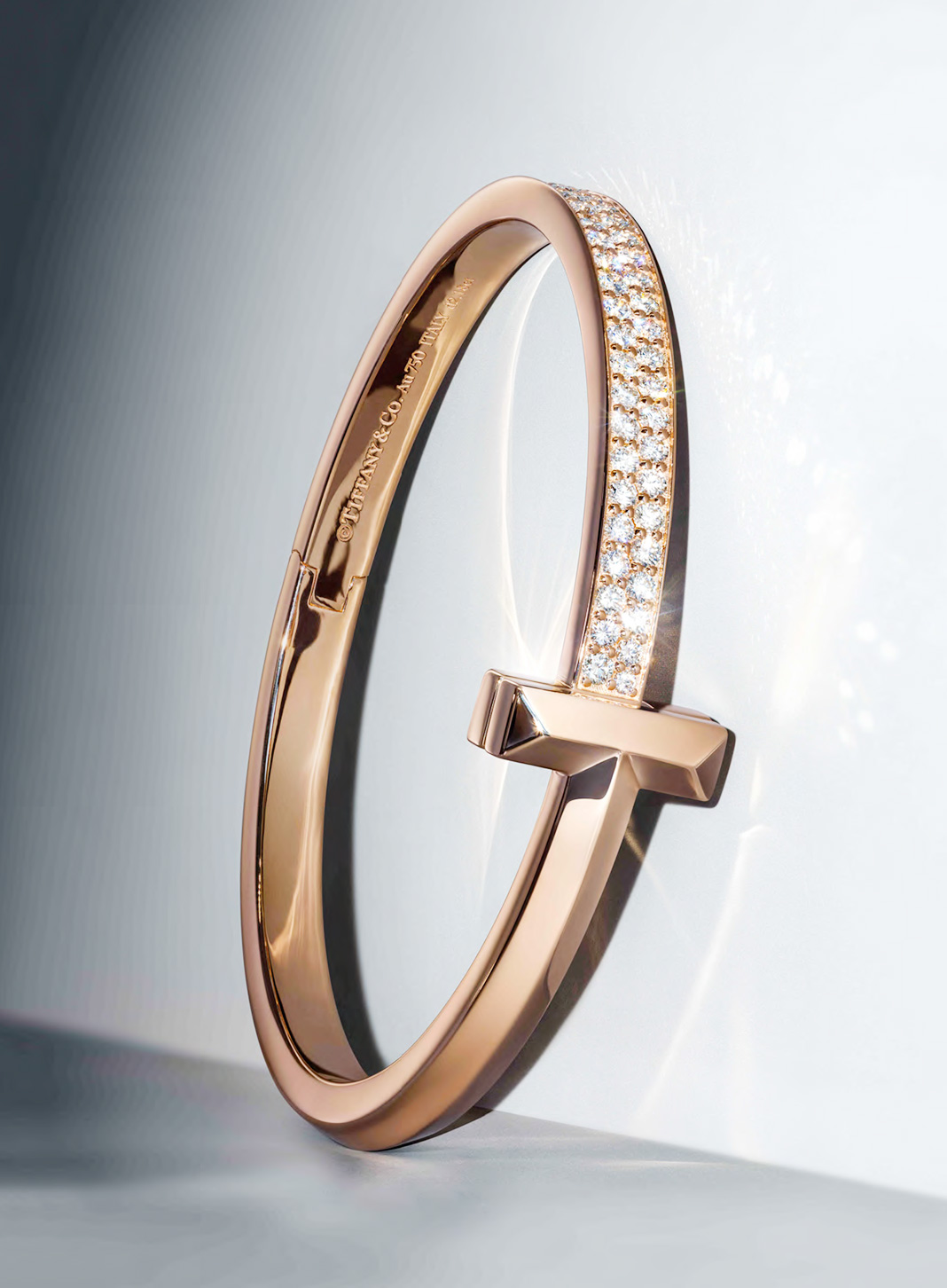 Широкий браслет на шарнире из 18-каратного розового золота с бриллиантами T1 Tiffany & Co.