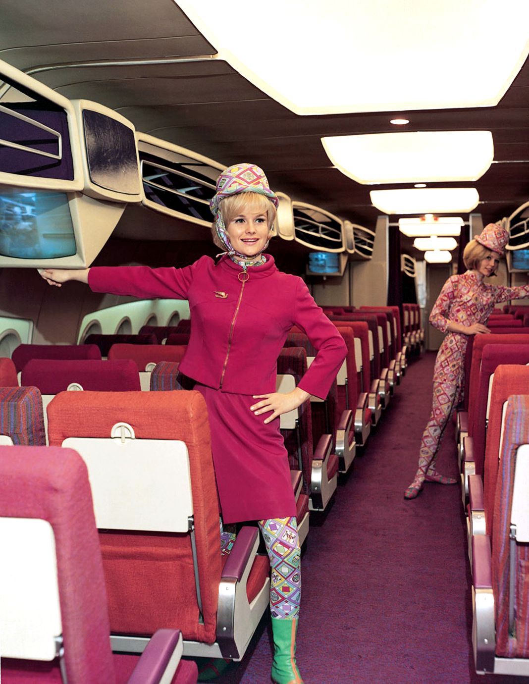Стюардесса Braniff International Airways в униформе, разработанной Эмилио Пуччи