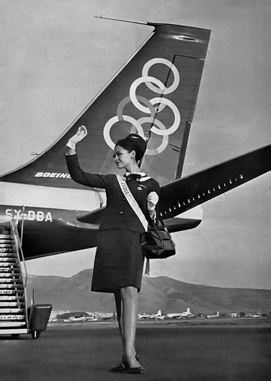 Стюардесса Olympik Airways в Chanel