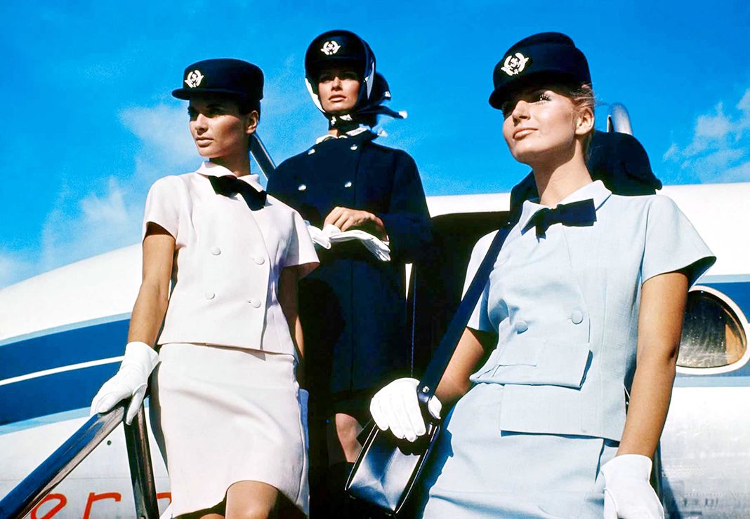 Стюардессы в униформе Air France, созданной Кристобалем Баленсиагой