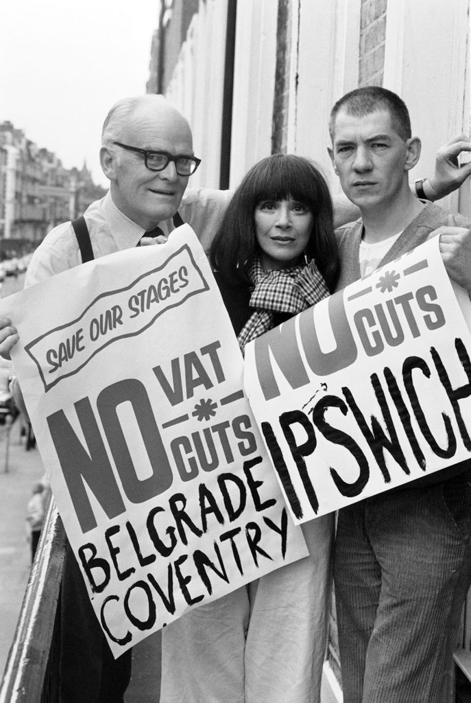 Джон Бэррон, Фенелла Филдинг и Иэн Маккеллен протестуя против налога на стоимость на билеты в театр.