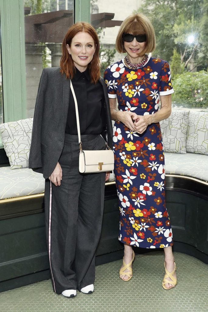 Джулианна Мур и Анна Винтур позируют за кулисами во время показа мод Tory Burch.