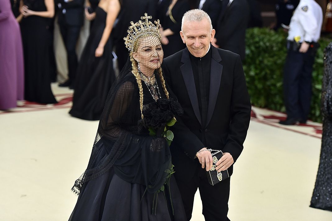 Мадонна и Жан Поль Готье на гала-концерте «Heavenly Bodies: Fashion & The Catholic».