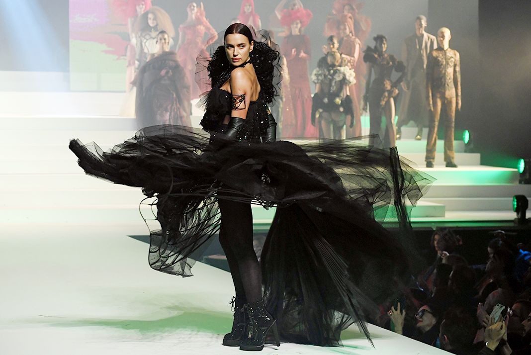 Ирина Шейк идет по подиуму во время показа Jean-Paul Gaultier Haute Couture.