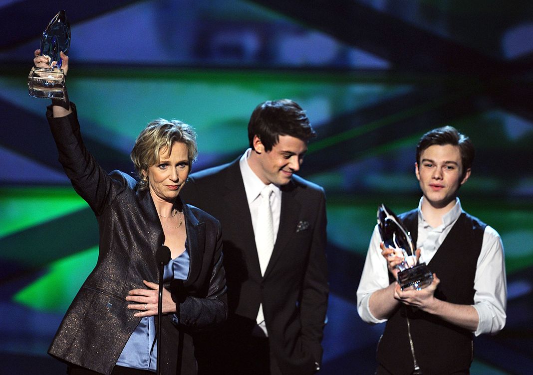 Актер Джейн Линч получаtn награду «Favorite TV Comedy Actress» от Кори Монтейт и Криса Колфера.