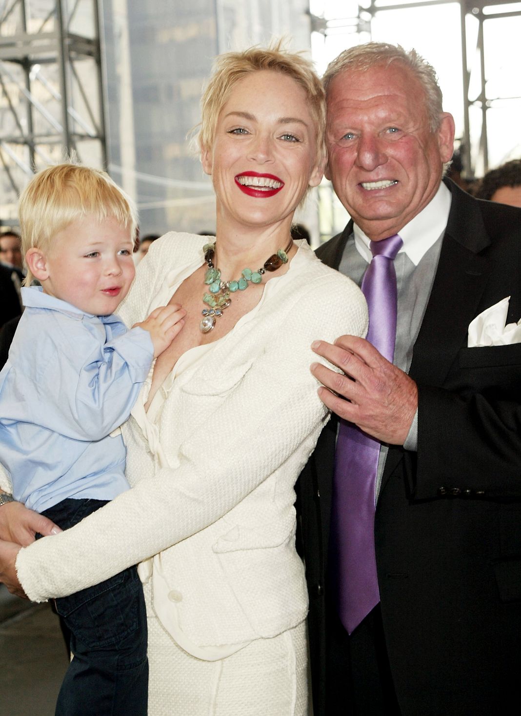 Актриса и активистка по борьбе со СПИДом Шэрон Стоун со своим сыном Роаном Бронштейном и его приемным дедом Нилом Мицманом.