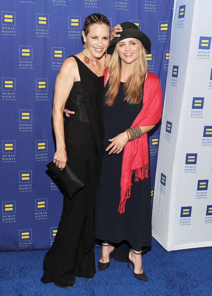 Актриса Мария Белло и Клэр Манн на гала-вечере за права человека в Лос-Анджелесе.