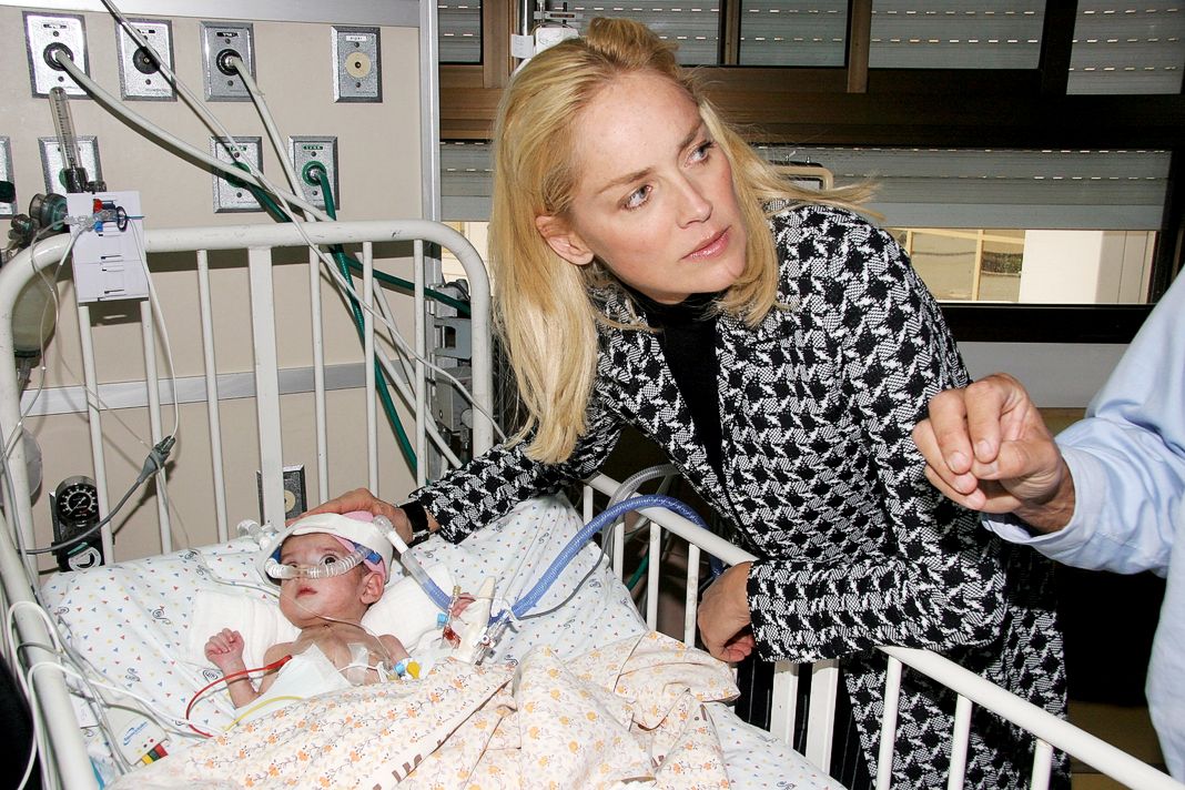 Актриса Шэрон Стоун посещает проект Центра Переса по спасению детей мира в отделении больницы.