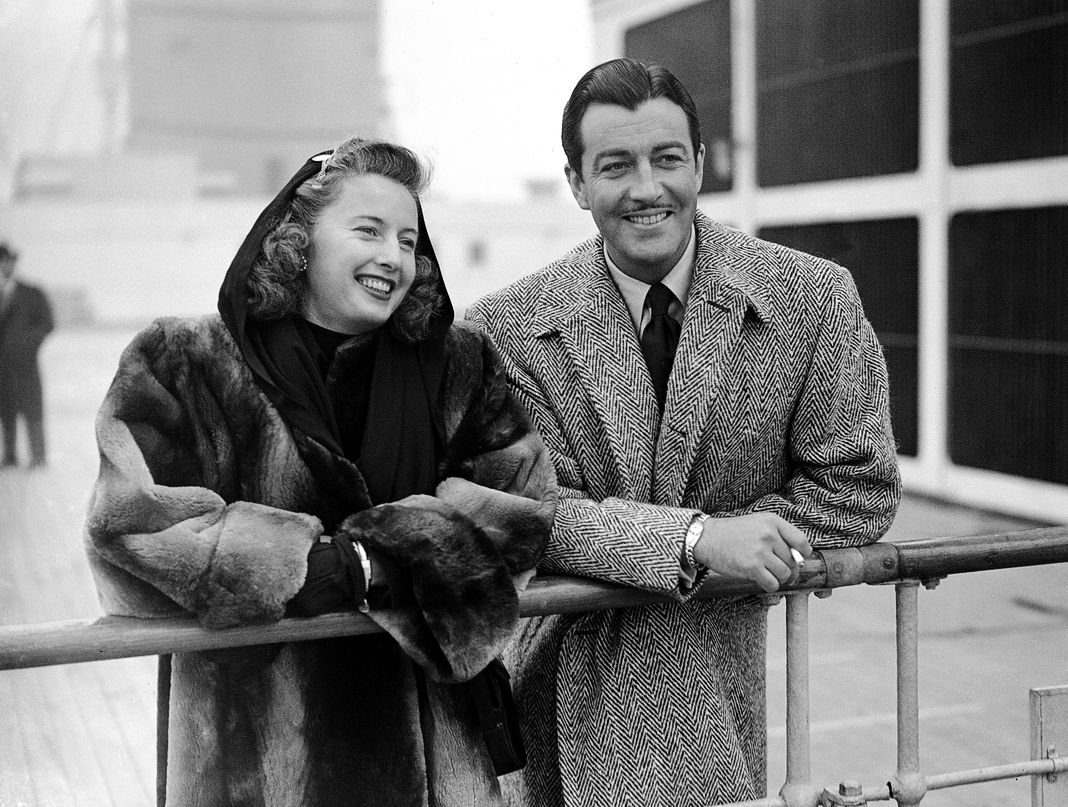 Американская актриса Барбара Стэнвик (1907–1990) и ее муж, актер Роберт Тейлор (1911–1969).