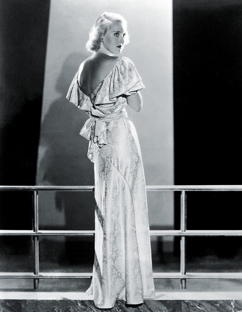 Американская актриса Бетт Дэвис в вечернем платье.