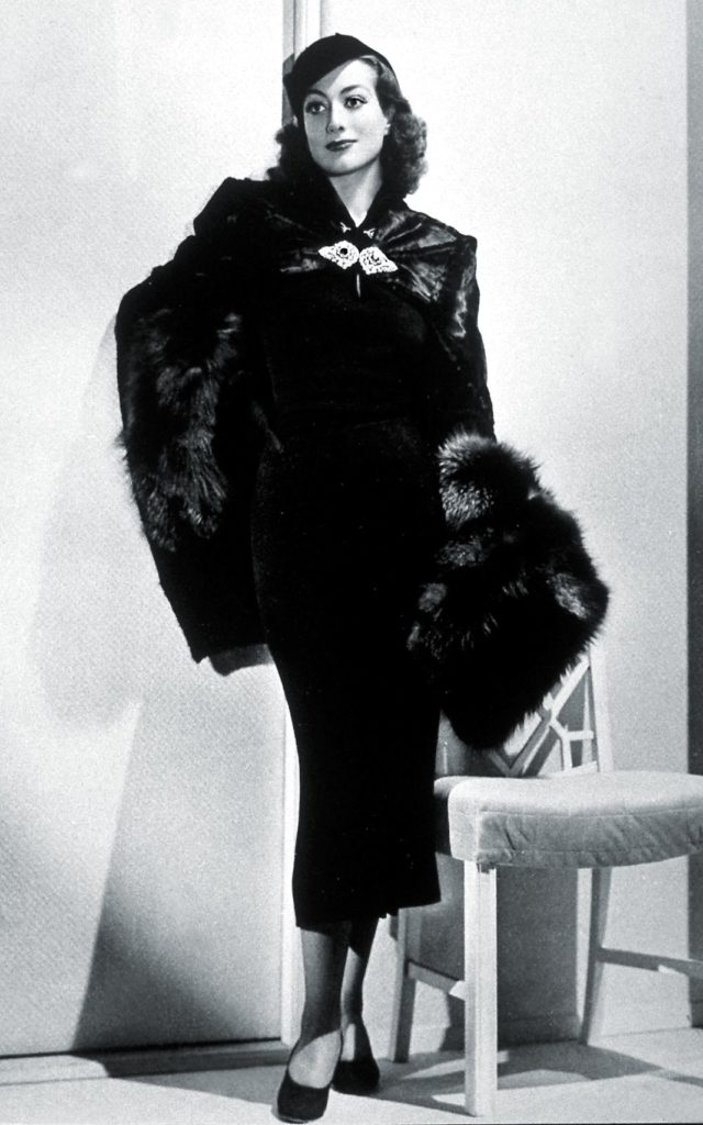 Американская актриса Джоан Кроуфорд (1908-1977) в шубе.