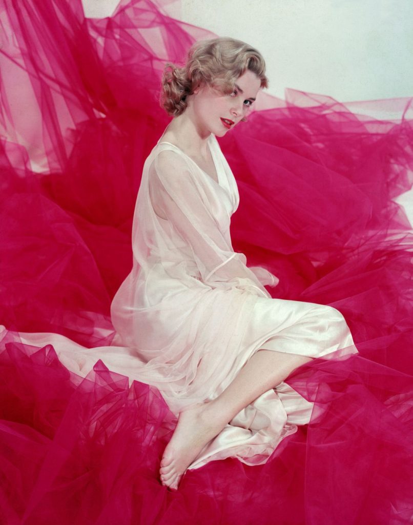 Американская актриса Грейс Келли изображена на этом портрете в начале 1950-х годов.