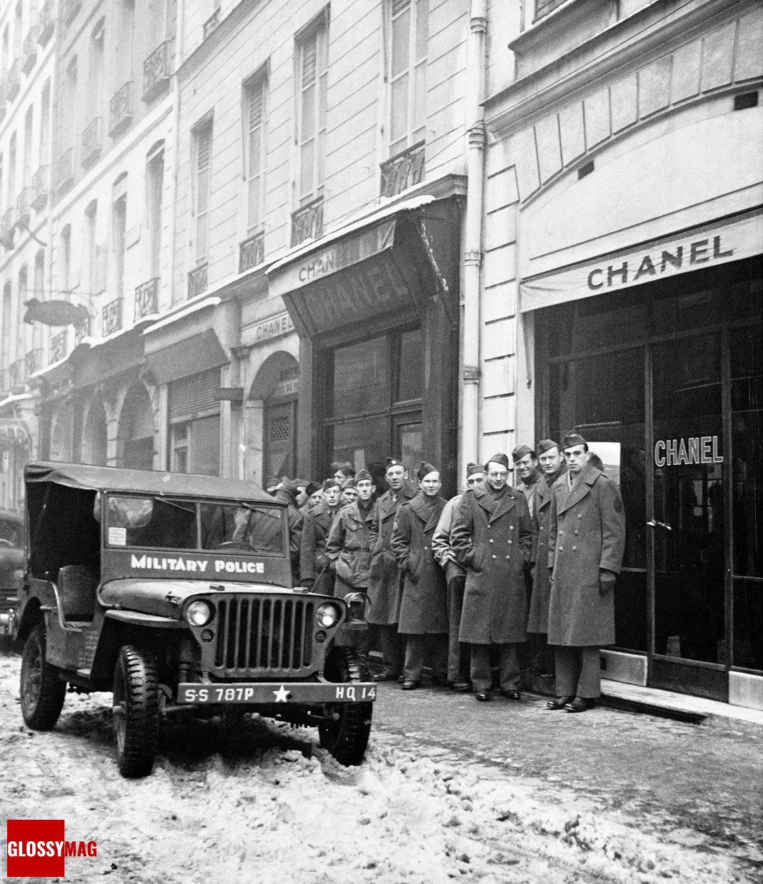 Американские солдаты стоят в очереди в бутик Chanel, 1944 г.