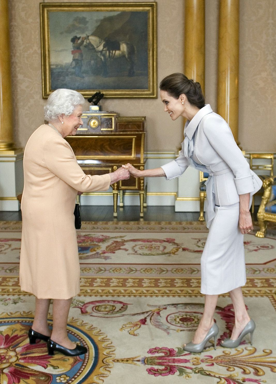 Анджелина Джоли награждена Знаком отличия Почетной дамы Большого креста королевой Елизаветой II