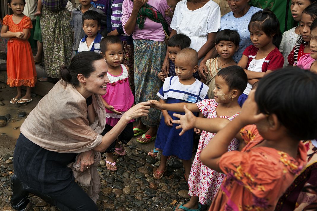 Анджелина Джоли Питт во время посещения баптистского лагеря беженцев в Мьиткьине