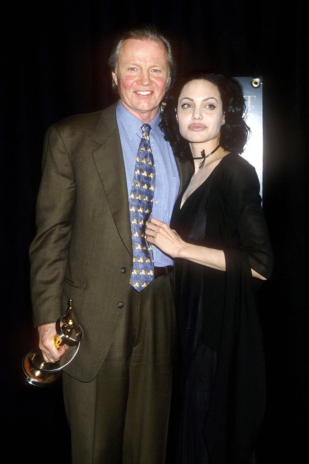 Анджелина Джоли с отцом Джоном Войтом на церемонии вручения премии ShoWest Awards 2000
