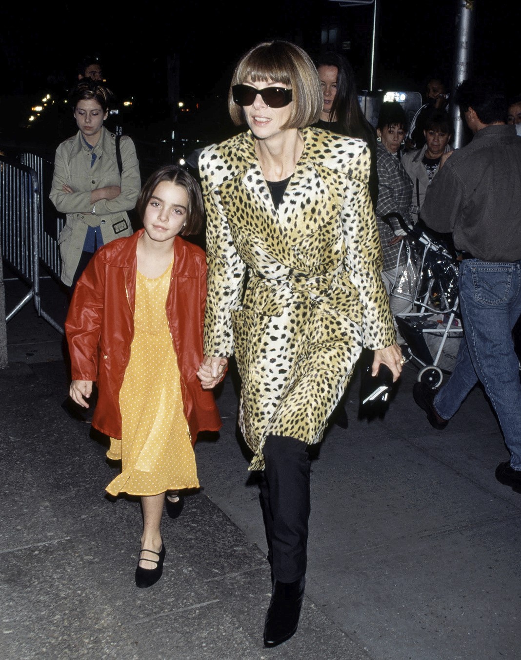 Анна Винтур и ее дочь Би на показе мод Джанни Версаче.