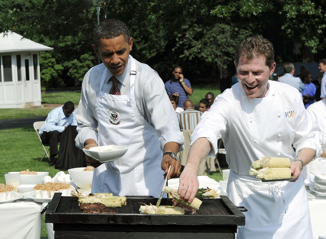 Барак Обама готовит на гриле со знаменитым шеф-поваром Бобби Флейем