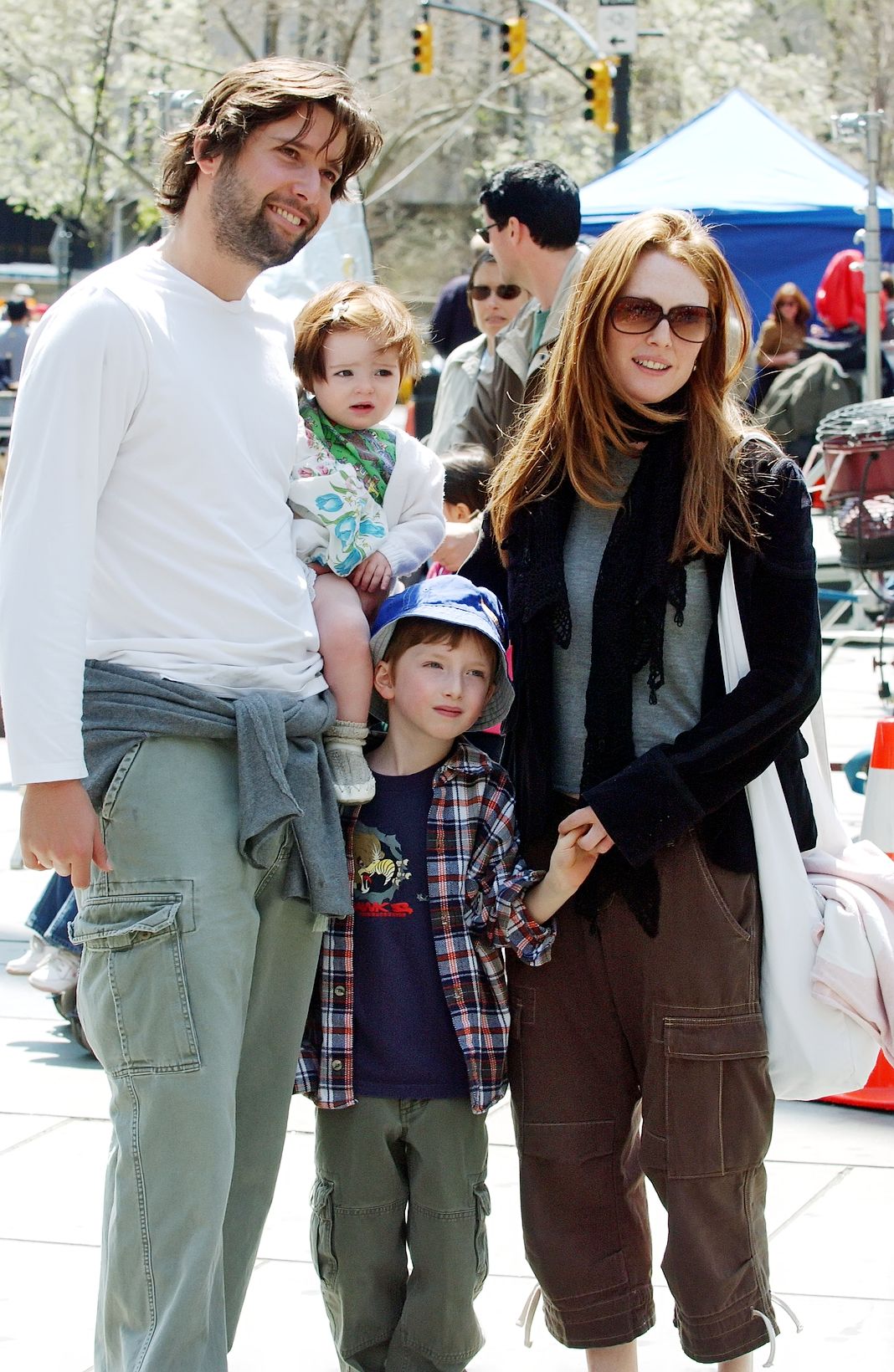Барт Фрейндлих, Джулианна Мур с сыном Калебом и дочерью Лив Хелен во время съемок фильма «Новый Человек-паук»