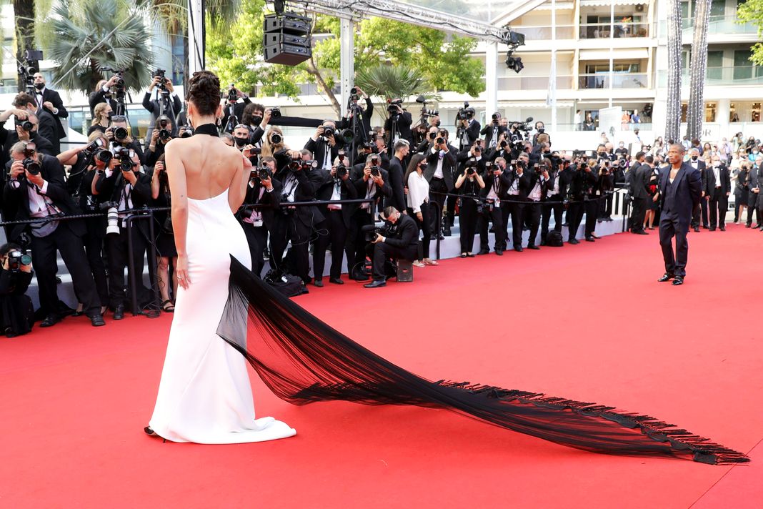 Белла Хадид на открытии 74-го ежегодного Каннского кинофестиваля look 12