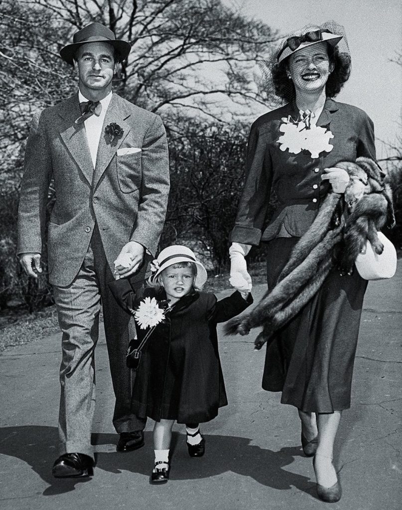 Бетт Дэвис, дочь и муж Уильям Грант Шерри гуляют по Центральному парку Нью-Йорка.