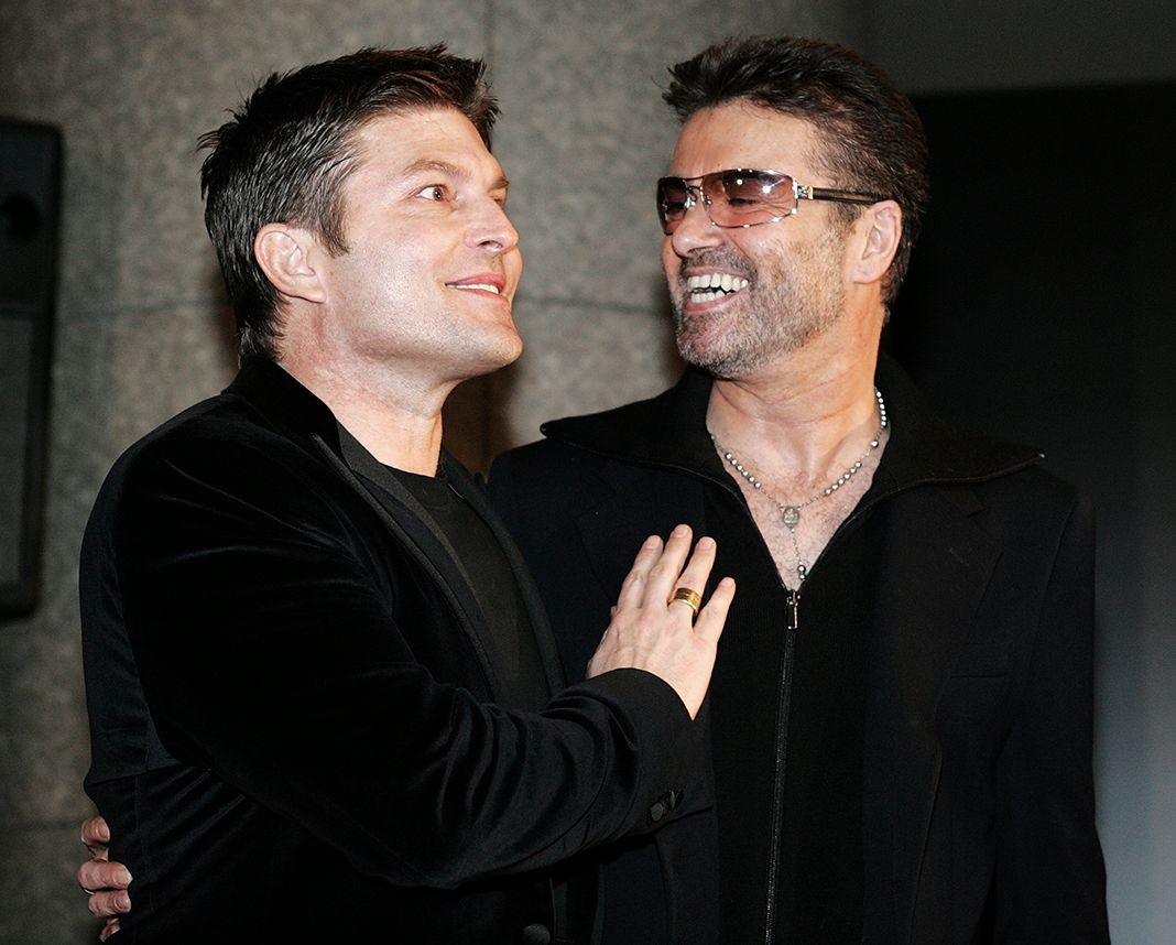 Британская поп-звезда Джордж Майкл и его партнер Кенни Госс присутствуют на премьере его фильма «Другая история».