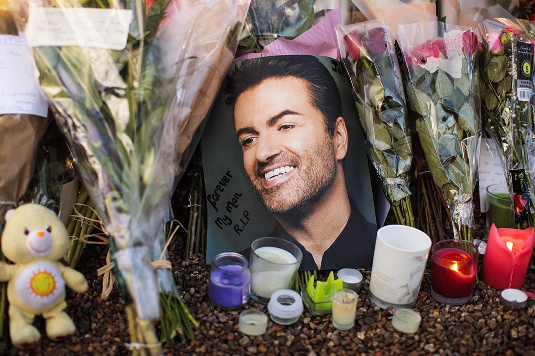 Цветы, фотографий и свечей оставлены возле дома иконы поп-музыки Джорджа.