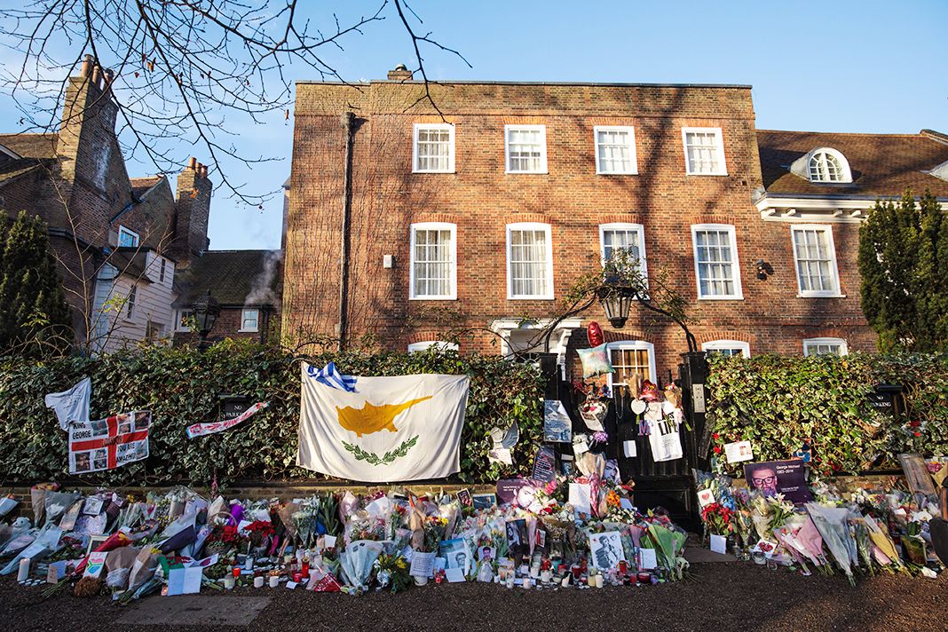 Цветы, фотографий и свечей оставлены возле дома иконы поп-музыки Джорджа Майкла.
