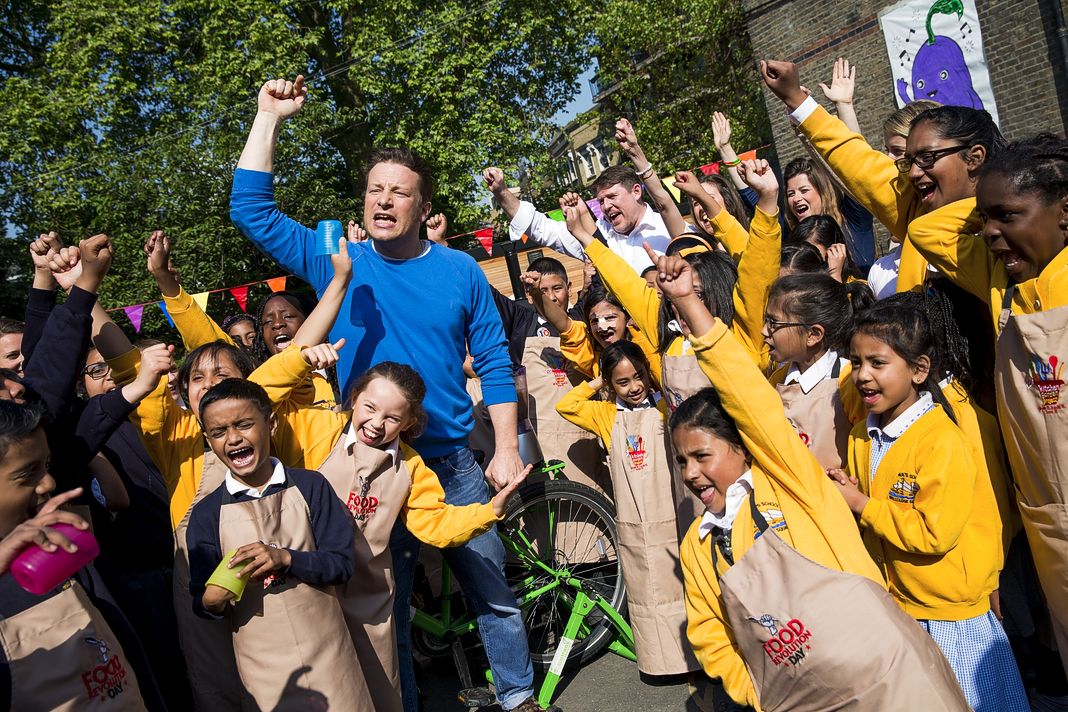 Джейми Оливер с детьми из начальной школы St Paul's Whitechapel CE Primary