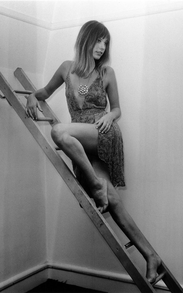 Джейн Биркин позирует на лестнице на Аппер-Гросвенор-стрит, Лондон, во время пресс-приема, посвященного объявлению о ее предстоящей роли в фильме «Чудо-стена», 24 сентября 1967 г.