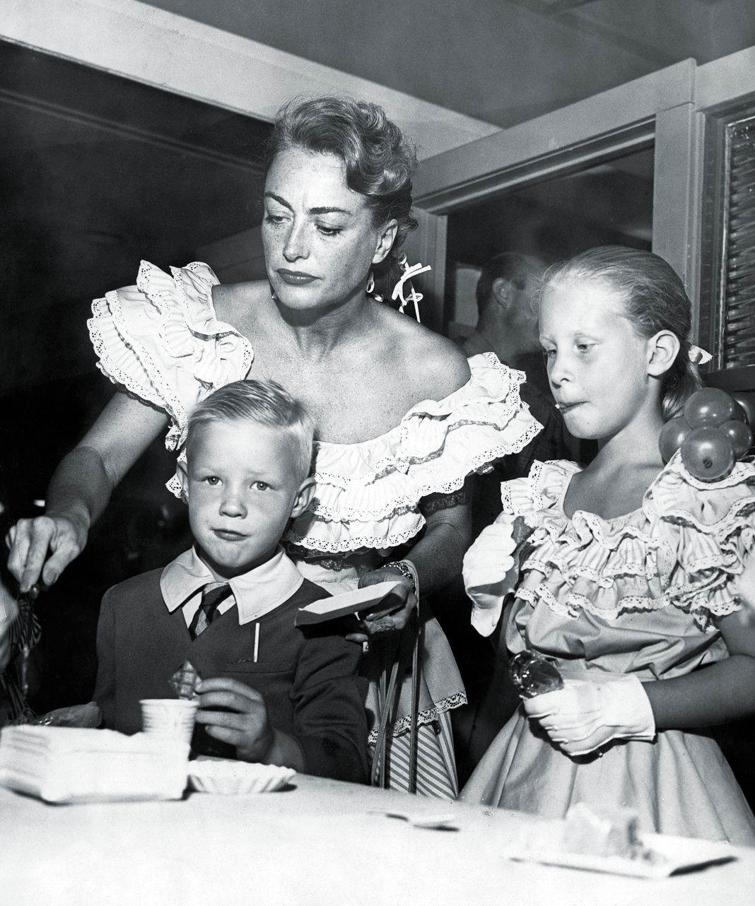 Джоан Кроуфорд с детьми Кристофером и Кристиной.