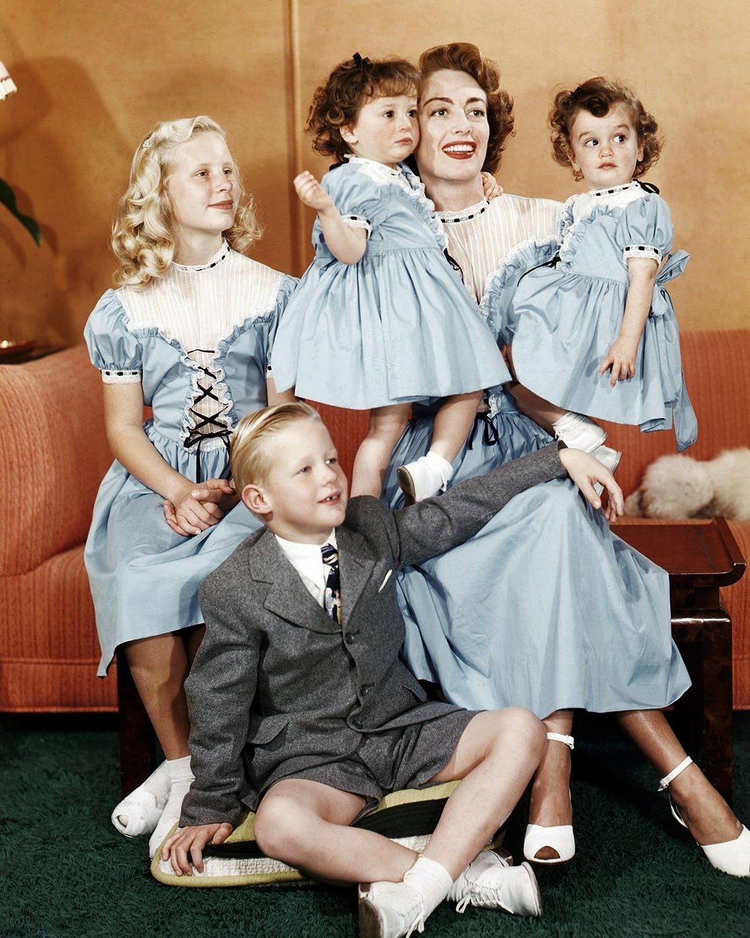 Джоан Кроуфорд с дочерьми Кристиной, Синди, Кэти и сыном Кристофером.
