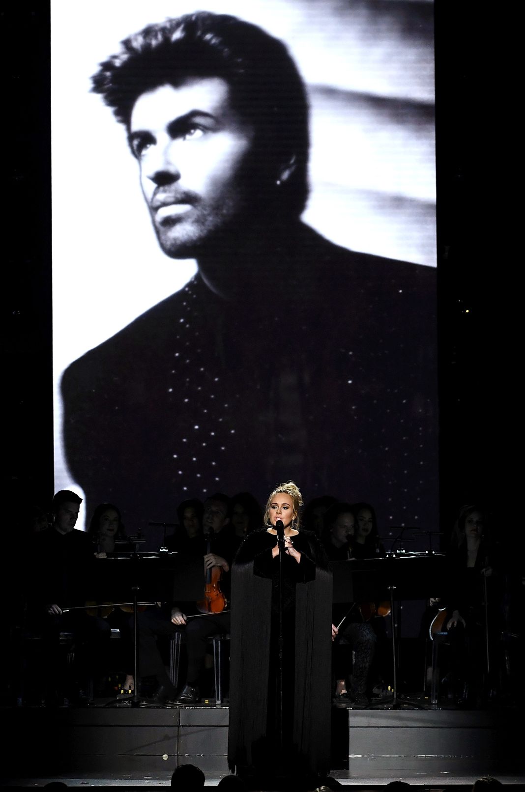 Джорджа Майкла проецируют на видеоэкран во время 59-й церемонии вручения награды Grammy.