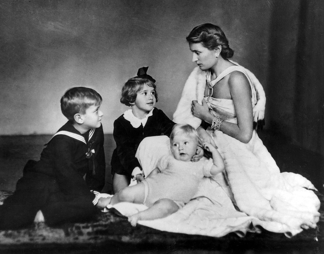 Эдда Чиано, дочь Бенито Муссолини, и ее дети.